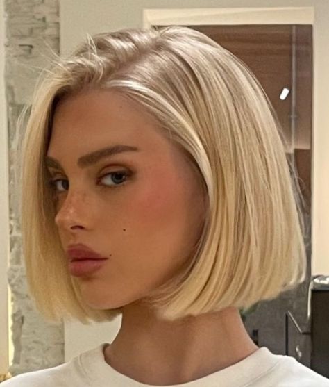 Honey Blonde Short Bob, Short Hair Blonde Girl, Blonde Bob Aesthetic, Natural Blonde Bob, Blonde Lobs, 90s Short Bob, Blonde Bob Short, Scandi Blonde, Feminine Short Hair