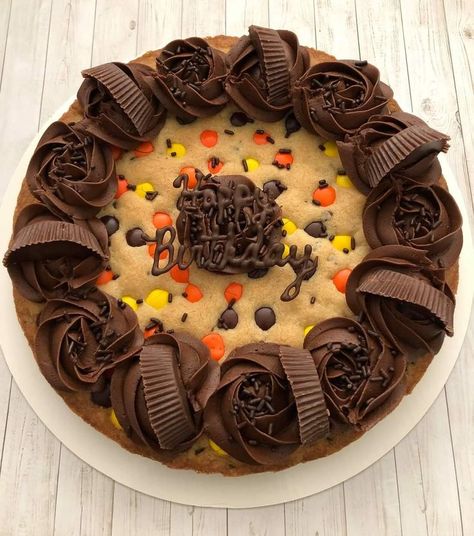 Cookie Cake For Men, Big Cookie Decorating Ideas, Cookie Cake Birthday Designs, Fall Cookie Cakes, Cookie Cake Aesthetic, Summer Cookie Cake, Cookie Cake Decorating Ideas Birthdays, Fall Cookie Cake, Thanksgiving Cookie Cake