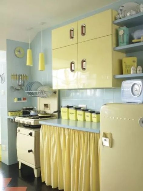 The 1950s Vintage English Rose Kitchen - Kate Beavis Vintage Expert English Rose Kitchen, Vintage 1950s Kitchen, Retro Kitchen Appliances, Yellow Kitchen Decor, 1950s Kitchen, Retro Kitchens, Pastel Kitchen, Tuscan Kitchen, Vintage Kitchens