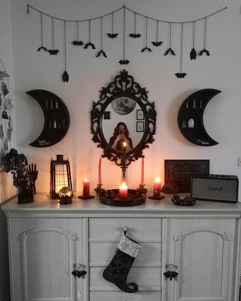 Gothic Room Ideas, Gothic House Decor, Casa Rock, Edgy Bedroom, Witchy Christmas, Bat Hanging, Gothic Decor Bedroom, Gothic Room, Dark Home Decor