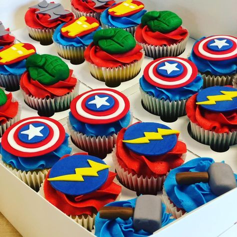 Avengers cupcakes Comicon Party Ideas, Marvel Avengers Cupcakes, Marvel Cupcakes Ideas, Avengers Cupcakes Ideas, Superhero Birthday Cupcakes, Super Hero Cupcakes For Boys, Marvel Cupcake Ideas, Avenger Cakes For Boys, Avengers Cupcake Cake