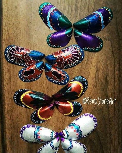 How To Make Butterfly, Art Coquillage, Oyster Shell Crafts, Seashell Projects, Shells Diy, Seashell Painting, Shell Crafts Diy, Sea Crafts, Painted Shells