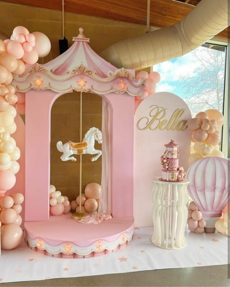 Carousel Decorations, Cute Party Decor, Backdrop Balloons, Carousel Baby, Carousel Birthday Parties, Carousel Party, Carousel Birthday, Carnival Themed Party, Happy Birthday Beautiful