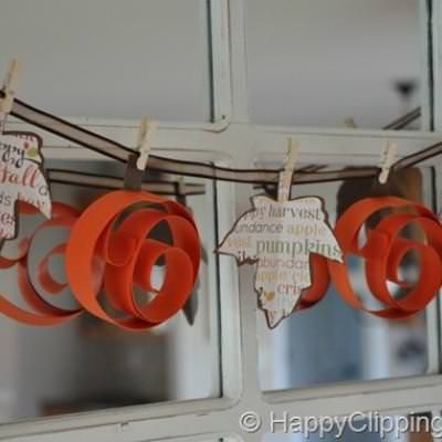 Swirly Pumpkin and Leaf Garland {Easy Paper Crafts}This easy paper craft garland project will fill any room with the season fall. Not only does is this garland great for Halloween but you can leave it up through Thanksgiving too.View This Tutorial Leaf Ghosts, Quilled Pumpkin, Fall Garland Diy, Leaves Garland, Halloween Paper Crafts, Pumpkin Garland, Thanksgiving Decorations Diy, Party Crafts, Harvest Party