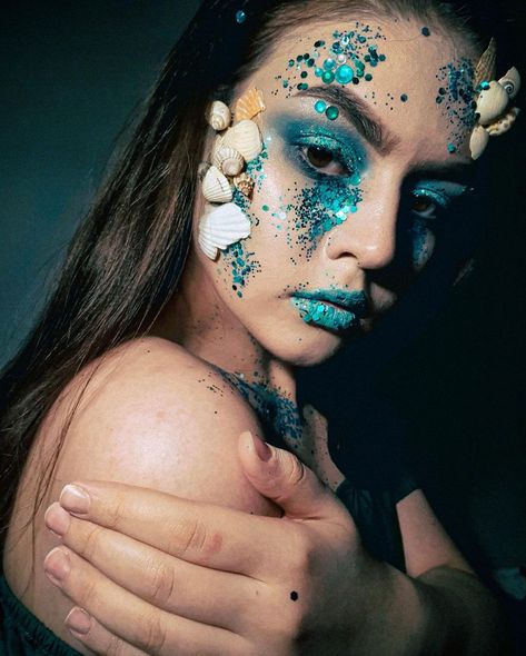 Mermaid Hook Makeup, Mermaid Makeup Dark Skin, Sea Monster Makeup, Evil Mermaid Makeup, Dark Mermaid Makeup, Mermaid Bra Top, Little Mermaid Makeup, Mermaid Makeup Halloween, Evil Mermaids