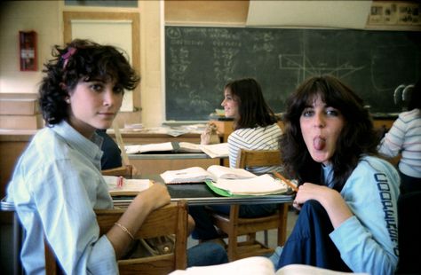 #real #80s #people #high #school #classroom #girls School In The 80s, 80s High School, Aesthetic High School, 80s People, High School Hairstyles, 1980s Aesthetic, 80’s Aesthetic, 80s Photos, American High School