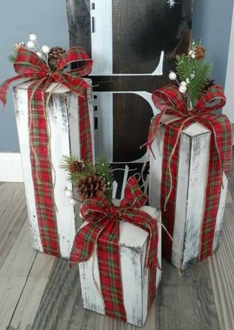 Primitive Christmas Decor, Wooden Christmas Crafts, Christmas Porch Decor, Christmas Decorations Diy Outdoor, Diy Christmas Decorations Easy, Christmas Wood Crafts, Christmas Gift Decorations, Holiday Crafts Christmas, Christmas Porch