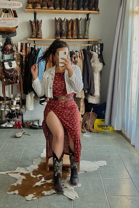 Outfit vaquero botas vaqueras vestido western Dresses With Cowboy Boots Plus Size, Country Glam Outfit Plus Size, Fancy Plus Size Outfits, Mexican Outfit Ideas Women, Plus Size Cowgirl Outfits Party, Curvy Western Outfits Women, Midsize Cowgirl Outfit, Curvy Country Outfits, Midsize Country Outfits