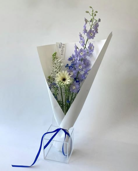 Simple Wrapped Bouquet, Small Wrapped Bouquet, Single Flower Bouquet, Korean Flower, Summer Flower Arrangements, Flower Boquet, Graduation Flowers, Small Flower Arrangements, Diy Bouquet Wrap