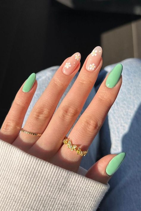 summer nails Mint Green Nails, April Nails, St Patricks Day Nails, Summery Nails, Floral Nails, Nail Arts, Green Nails, Nails Art, Almond Nails