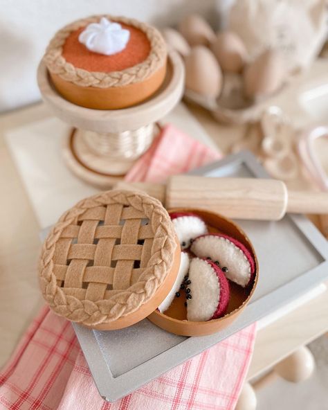 Sweet as pie 🥧🍒🫐 These DIY play food pies are probably one of my favorite felt food projects so far 😍 What do you think?? #feltfood… | Instagram Diy Play Food, Play Bakery, Felt Toys Diy, Felt Food Diy, Felt Food Patterns, Pretend Play Food, Felt Play Food, Pretend Food, Diy Play Kitchen