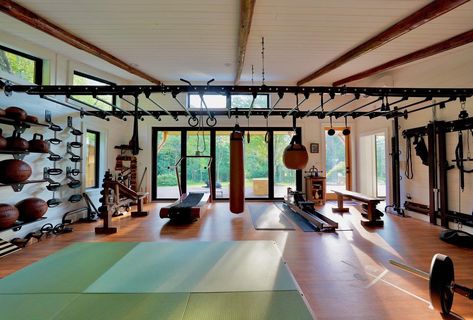 Indoor Outdoor Home Gym, Indoor Calisthenics Gym, Calisthenics Gym Design, Indoor Outdoor Gym, Functional Training Gym, Outdoor Home Gym, Skate Rink, Calisthenics Gym, Gym Designs