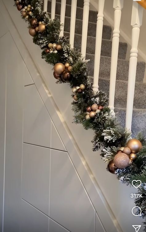 Xmas Staircase Decor, Christmas Lily, Small Apartment Christmas Decor, Small Apartment Christmas, Christmas Garland Staircase, Christmas Shop Displays, Christmas Stairs Decorations, Apartment Christmas Decor, Christmas Fireplace Mantels