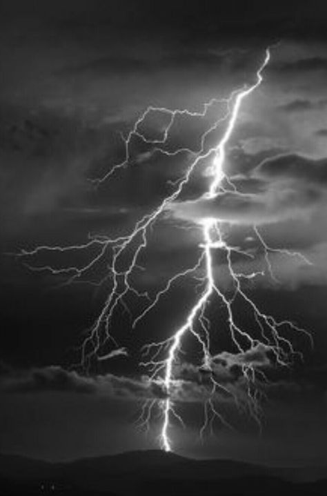 Thunderstorm tattoo idea Lightning In The Sky, Blitz Tattoo, Wallpaper Clouds, Storm Tattoo, Lightning Tattoo, Lightning Photography, Wild Weather, Thunder And Lightning, Lightning Storm