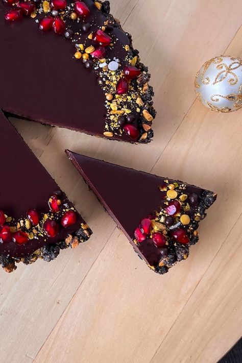 Pomegranate Dessert, Dark Chocolate Tart, Chocolate Pomegranate, Sipping Chocolate, Dark Chocolate Recipes, Sandwich Cookie, Cookie Crust, Chocolate Tart, Pomegranate Seeds