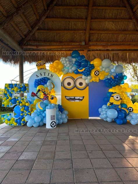 Minion Birthday Decorations for Joyful Celebrations Let your party be way more fun and be on the laugh with our birthday decor from Miami Party Decor. Perfect for a minion-themed party, this back-drop set is characterized to bring joy on kids' birthdays. Minion Happy Birthday Backdrop Details Our colorful backdrop includes everyone's favorite Minions, suitable for any event. We have different sizes of backdrop frames that can fit any space, creating a great background for a minion with a balloon Minion Birthday Party Backdrop, Minions Backdrop Party Ideas, Minion Theme Party, Minion Party Decor, Minion 3rd Birthday Party, Minion Birthday Party Girl, Minions Birthday Party Ideas, One In A Minion First Birthday, Unisex Birthday Party Themes