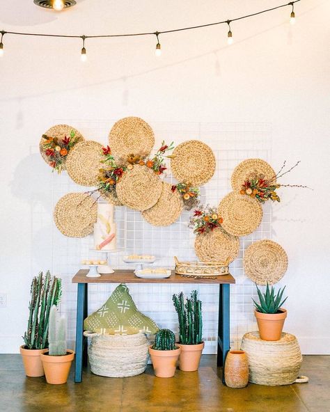 We cannot handle the explosion of creativity in this roundup of unique dessert displays for modern weddings. From donut walls to cookie bars to entire tiers of macarons, these wedding sweets are sure to fire up your brain for wedding planning! #ruffledblog Eid Decoration, Unique Desserts, Boho Party, Dessert Display, Mini Table, Ramadan Decorations, Deco Floral, 인테리어 디자인, Event Decor