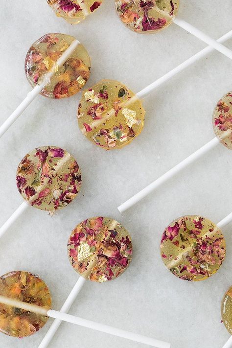 Best Shortbread Cookie Recipe, Lollipops Diy, Homemade Lollipops, Lollipop Recipe, Edible Flowers Recipes, Pretty Candy, Swirl Lollipops, Rose Flavored, Edible Gold