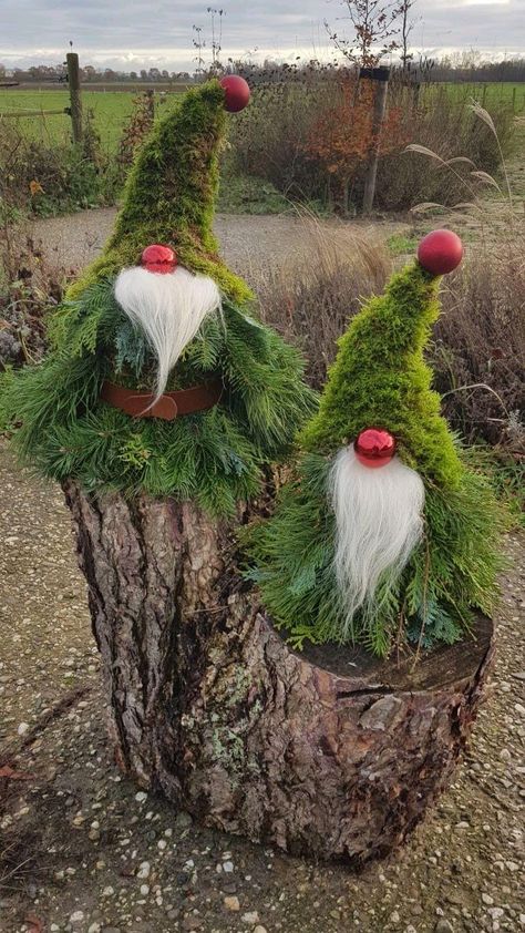 Christmas Tree Gnomes, Christmas Knomes, Gnome Christmas Tree, Pallet Wood Christmas Tree, Outdoor Christmas Tree Decorations, Outdoor Christmas Planters, Outdoor Christmas Tree, Christmas Cake Decorations, Xmas Deco