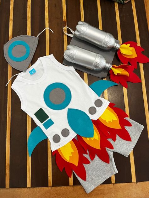 Fantasia Diy, Kids Lab, Cardboard Costume, Photo Gifts Diy, Diy Costumes Kids, Book Week Costume, Handmade Costumes, Fancy Dress For Kids, Creative Halloween Costumes