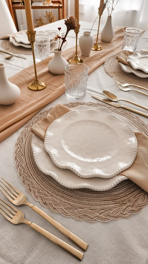 Table Setting Small Table, Table Setting Inspiration Dinner Parties, Dinner Table Design Ideas, White Table Setting Home, Table Cutlery Setting, Table Setting Wooden Table, Beige Dinner Table Setting, Dinner Table Setting Aesthetic, Dining Table Settings Ideas