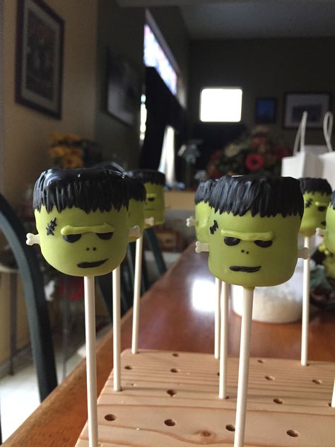 Frankenstein Marshmallow Pops, Frankenstein Cake Pops, Bring A Board Night, Halloween Baked Goods, Frankenstein Cake, Frankenstein Party, Creative Sweets, Board Night, Halloween Cake Pops