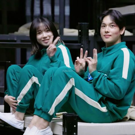 Yim Siwan and Jo Yuri Yim Siwan And Jo Yuri, Squid Game Matching, Squid Game Bts, Squid Game Characters, Game Bts, Squid Game Cast, Jun Hee, Squid Game Season 2, Whatsapp Wallpaper Cute