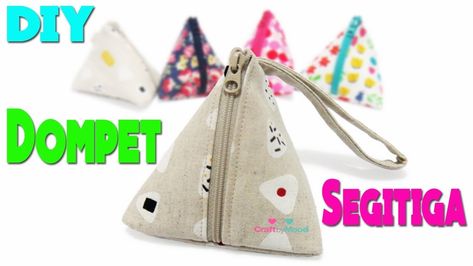 Cara membuat Dompet cantik berbentuk Segitiga! Bisa dijadikan celengan a... Dompet Koin Diy, Tips Menjahit, Coin Purse Tutorial, Cute Coin Purse, Purse Tutorial, Box Pouch, Patchwork Fabric, Bags Tutorial, Tutorial Video