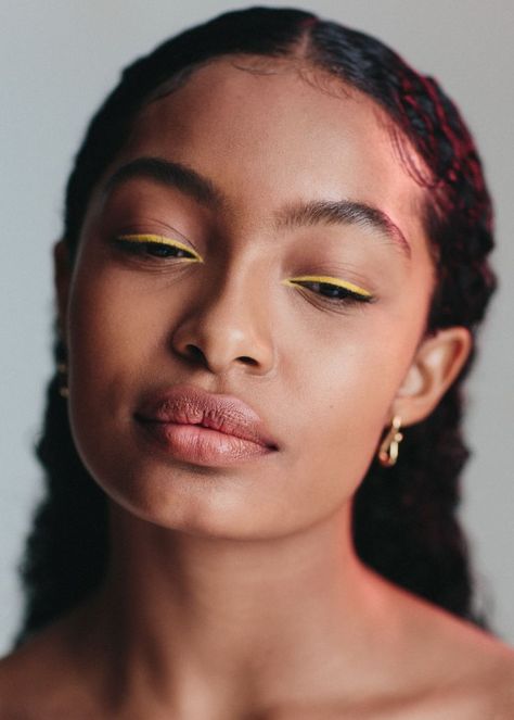 Yara Shahidi Makeup, Navy Blue Eyeliner, Trucco Glam, Editorial Make-up, Makeup Contouring, Blue Eyeliner, Cool Makeup Looks, Beauty Make-up, Colored Eyeliner