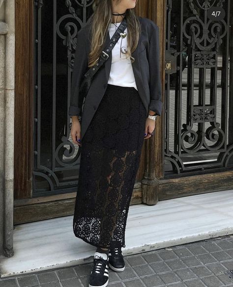 Long Black Lace Skirt Outfit, Lace Maxi Skirt Outfit, Black Lace Skirt Outfit, Mesh Skirt Outfit, Long Black Lace Skirt, Lace Skirt Outfit, Layering Street Style, Black Lace Maxi Skirt, Long Lace Skirt