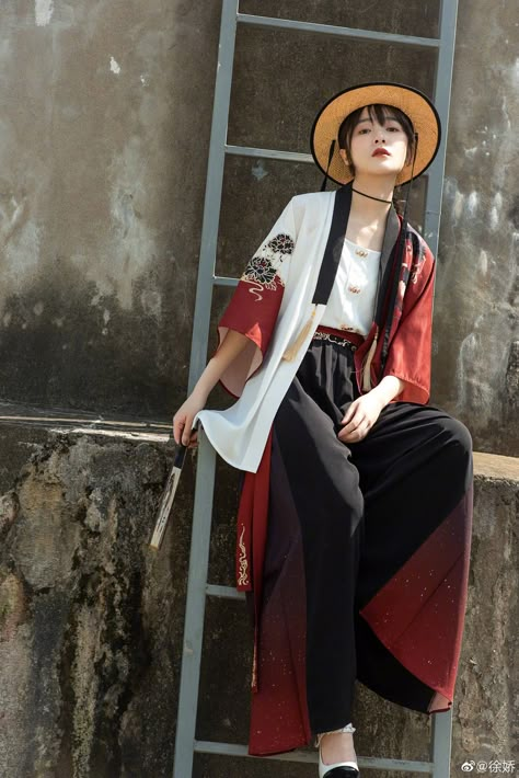 Modern Traditional Japanese Fashion, Traditional Chinese Street Fashion, Outfit Ideas Chinese Street Style, Modern Hanfu Fashion, Chinese Cyberpunk Fashion, Chinese Modern Fashion, Hanfu Street Style, Chinese Outfits Street Style, China Fashion Street Style