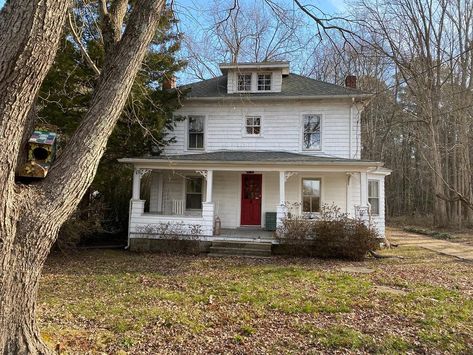 One of the seven houses I have called home was an American Four Square so this house immediately caught my eye. What I like best about this architectural American 4 Square House, Minimal Hallway, Foursquare House, French Entry Doors, Four Square Homes, Creative Headboard, Craftsman Details, Window Projects, Side Porch