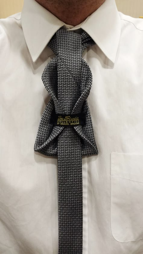 THE ALEXANDROS STEPHANOS MOCKA   BY BORIS MOCKA (AKA THE JUGGER KNOT) Necktie Outfits For Women, Windsor Tie, Detail Couture, Tie Ideas, Tie For Women, Tie Wrap, Tie Styles, How To Wear Scarves, Fashion Hacks Clothes