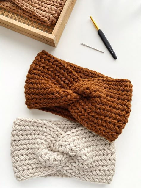 Crochet Ear Warmer Free Pattern, Crocheted Headbands, Crochet Ear Warmer Pattern, Knitted Headbands, Bandeau Au Crochet, Crochet Headband Pattern Free, Crochet Headbands, Crochet Headband Pattern, Bonnet Crochet