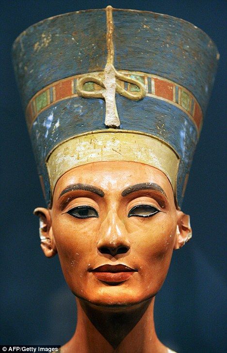 Ancient Egyptian Makeup, Nefertiti Bust, Egyptian Makeup, Egyptian Queen Nefertiti, Ancient Egypt Art, Queen Nefertiti, Egyptian Queen, Egypt Art, Tutankhamun