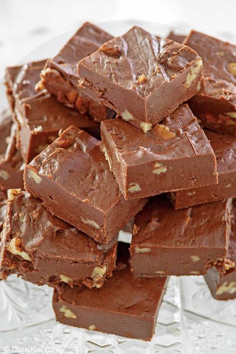 Marshmallow Fluff Fudge, Fantasy Fudge Recipe, 2 Ingredient Fudge, Easy Fudge Recipe, Chocolate Walnut Fudge, Old Fashioned Fudge, Easy Fudge, Walnut Fudge, Fudge Recipes Chocolate