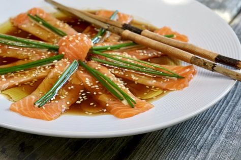 Nobu Matsuhisa's New Style Salmon Sashimi Recipe Izakaya Recipes, Salmon Sashimi Recipe, Nobu Recipe, Salmon Garlic, Sashimi Recipe, Sushi Making, Plating Ideas, Salmon Sashimi, Homemade Sushi