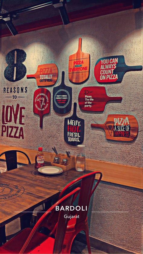 Pizza Decorations Restaurant, Pizza Shops Interior Design, Small Pizza Shop Design Ideas, Industrial Pizza Restaurant, Pizzeria Interior Design Ideas, Creative Restaurant Ideas, Italian Pizza Restaurant Interior Design, Pizza Cafe Design, Pizza Parlor Interior