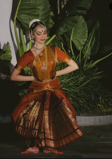 Dance Bharatnatyam Aesthetic, Classical Dance Dress Indian, Kuchipudi Aesthetic, Bharathanatyam Aesthetics, Arangetram Photoshoot, Bharatanatyam Aesthetic, Bharatnatyam Aesthetic, Bharatnatyam Costume, Bharatnatyam Dress