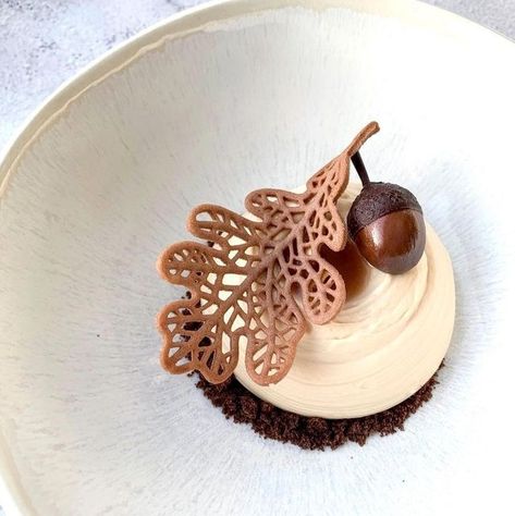 Hazelnut Mousse, Hazelnut Dessert, Chocolate Crumble, Layered Salad Recipes, Fine Dining Desserts, Chocolate Garnishes, Dessert Illustration, Hazelnut Chocolate, Dessert Plating