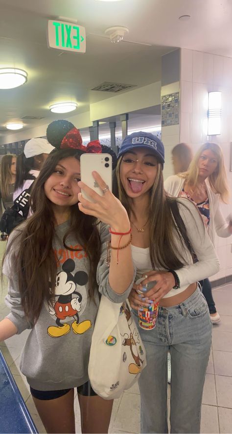 Mu Hat Outfit Disney, Disney Crewneck Outfit, Oversized Disney Shirt Outfit, Mu Hat, Disney Outfits Women Summer, Disney Outfits Summer, Outfit Biker Shorts, Disney Tote Bag, Amusement Park Outfit