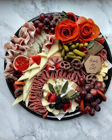 Pepperoni On Charcuterie Board, Pepperoni Rose Charcuterie, Charcuterie Board Roses, Pepperoni Rose, Sausage Platter, Gourmet Food Plating, Rose Got, Charcuterie Inspiration, Charcuterie Platter