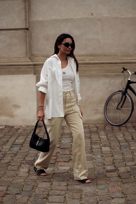 Camel Cargo Pants Outfit, Outfit Cargo Pants, Cream Cargo Pants Outfit, Cream Cargo Pants, Copenhagen Fashion Week Street Style, Beige Cargo Pants, Pants Trend, Cargo Outfit, White Cargo Pants