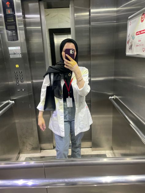 #doctor #doktor #medical #aesthetic #fashion #labcoat #hospital #medicine #hastane #mirrorselfies Labcoat Doctors Outfit, Labcoat Doctors Aesthetic, Hospital Internship Aesthetic, Doctor Female Aesthetic, Internship Aesthetic, Doctor Motivation, Medical Motivation, Hospital Medicine, Uni Outfit