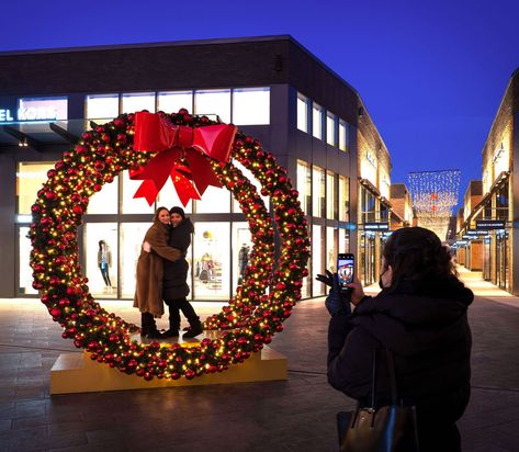 Interactive Christmas Decorations, Giant Mistletoe, Corporate Christmas Decor, Christmas Crib Ideas, Christmas Ceiling Decorations, Commercial Christmas Decorations, Christmas Photo Booth, Christmas Props, Christmas Shows