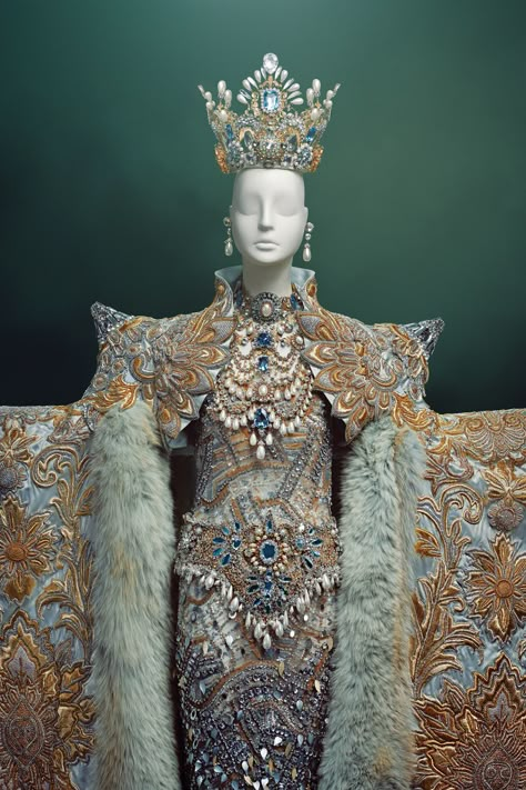 Couture Dior, Guo Pei, Gala Gown, Couture Mode, Couture Designers, Fantasy Dress, Fashion Costume, Fantasy Clothing, Fantasy Fashion