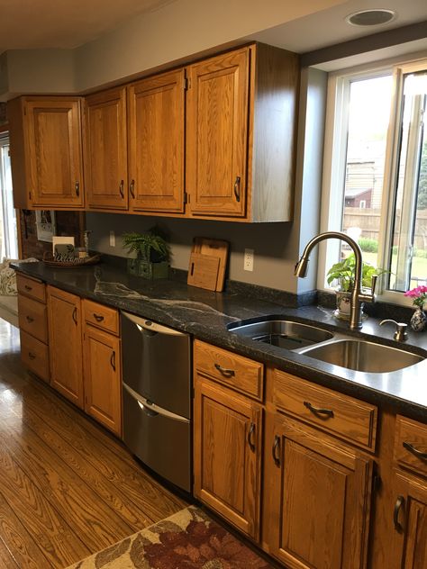 Oak Cabinet With Dark Countertop, Natural Oak Cabinets Kitchen, Island Decor Ideas Kitchen, Oak Cabinets With Black Countertops, Cozy Kitchen Colors, Peaceful Kitchen, Oak Kitchen Remodel, Honey Oak Cabinets, Brooklyn House