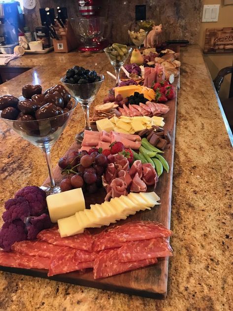 Charcuterie board! Party Food Platters, Charcuterie And Cheese Board, Charcuterie Recipes, Tasting Party, Cheese Platters, Party Food Appetizers, Food Platters, Food Presentation, Appetizers For Party