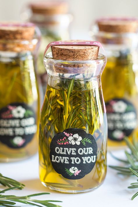 Olive Oil Wedding Favors, Creative Wedding Favors, Inexpensive Wedding Favors, Wedding Favor Ideas, Tags And Labels, Wedding Mementos, Wedding Favors Fall, Inexpensive Wedding, Wedding Favors Cheap