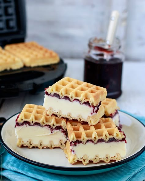 Waffles Ice Cream, Waffle Ice Cream Sandwich, Dessert Original, Waffle Ice Cream, Cream Sandwich, Waffle Recipes, Raspberry Jam, Ice Cream Sandwich, Frozen Desserts